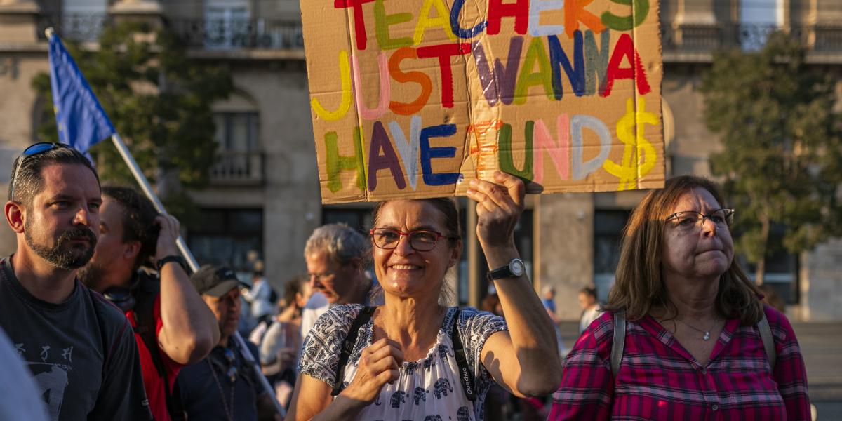 Angol szójáték haladóknak. A tanárok hosszasan tüntettek az emelésért