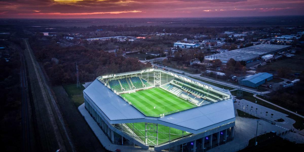 A szegedi Szent Gellért Fórum stadion és mögötte a véderdő, amit az egyházmegye kivágatna