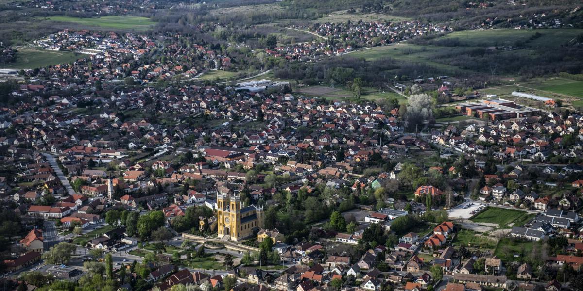 A beépítettség tovább fokozhatja a városi hőszigethatást, ami akár már a hőhullámos időszakok elején vagy anélkül is az egészségünkre veszélyes helyzeteket teremthet