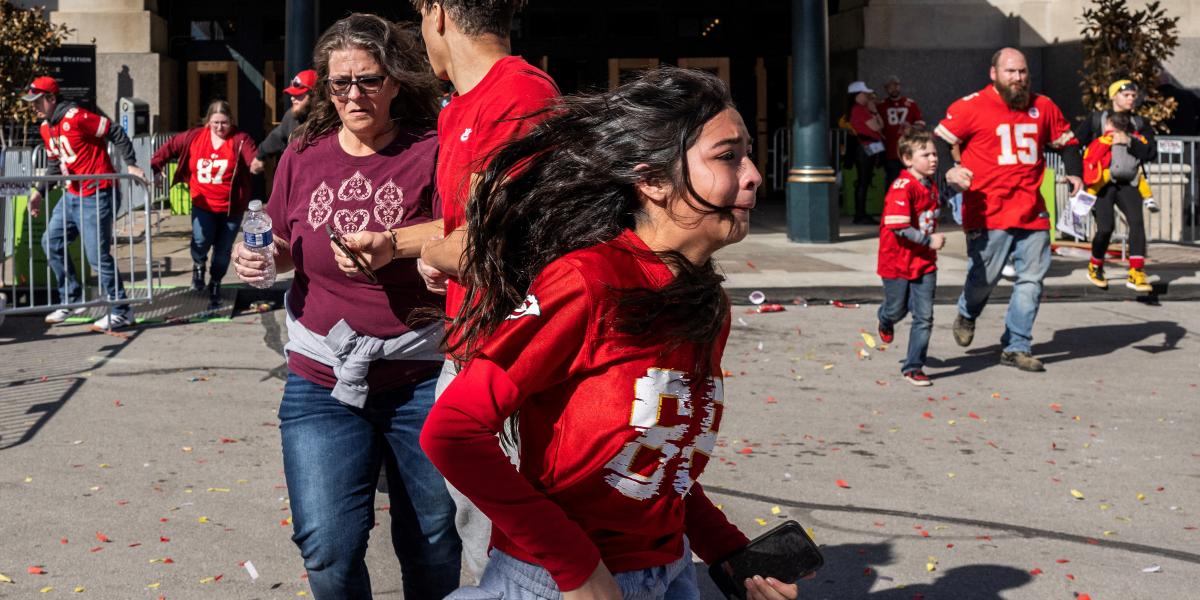 Emberek elmenekülnek, miután lövések dördültek el a Kansas City Chiefs Super Bowl-győzelmi felvonulásán Kansas Cityben