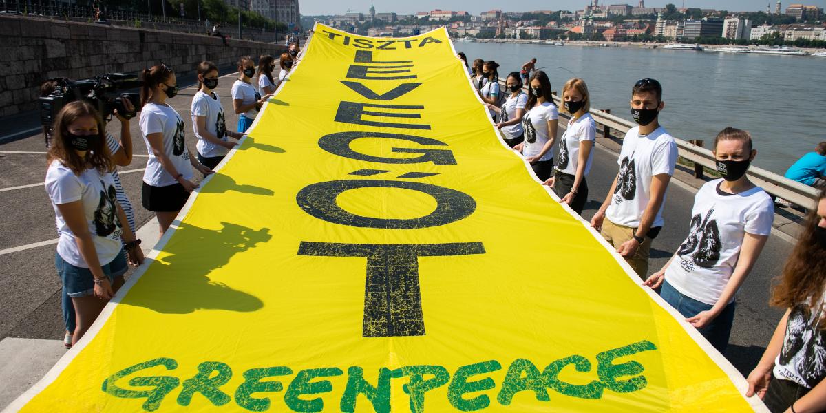 A Greenpeace rendszeresen szervez figyelemfelhívó akciót a levegőszennyezés csökkentése érdekében