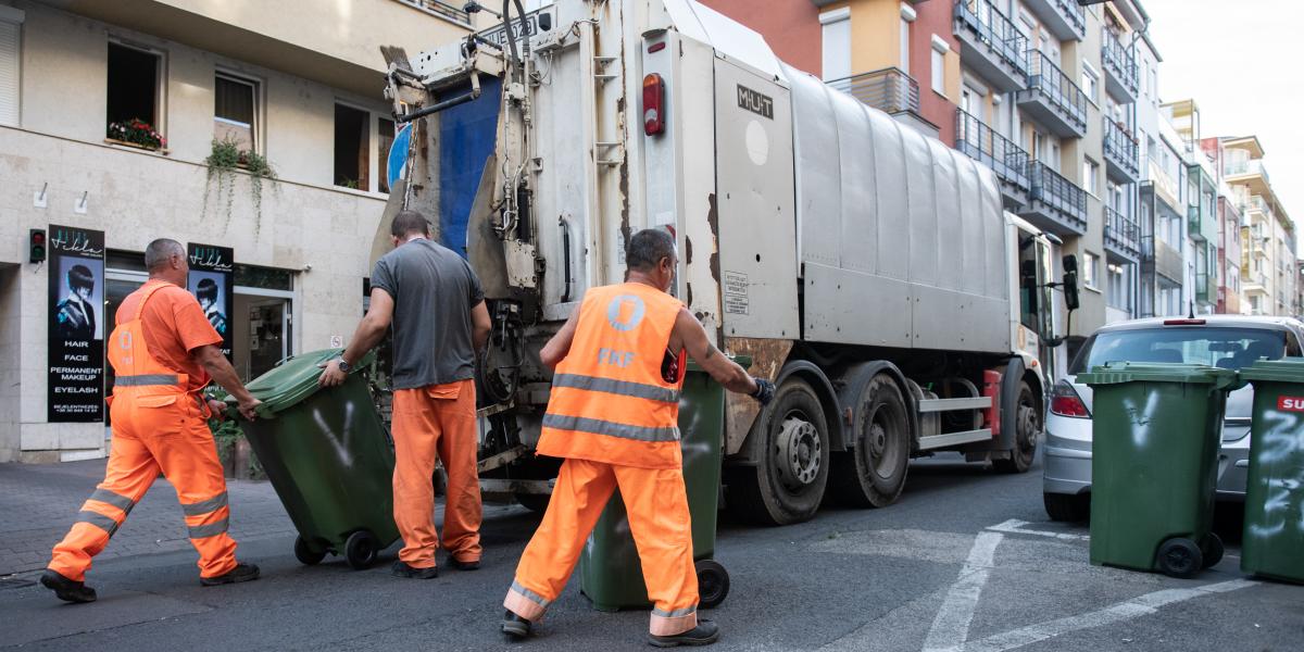 A kukás­autók nagy többségét eladják, igaz, nem is lett volna értelme megtartani azokat, hiszen a szemétszállítást kivette a kormány a fővárosi hatáskörből