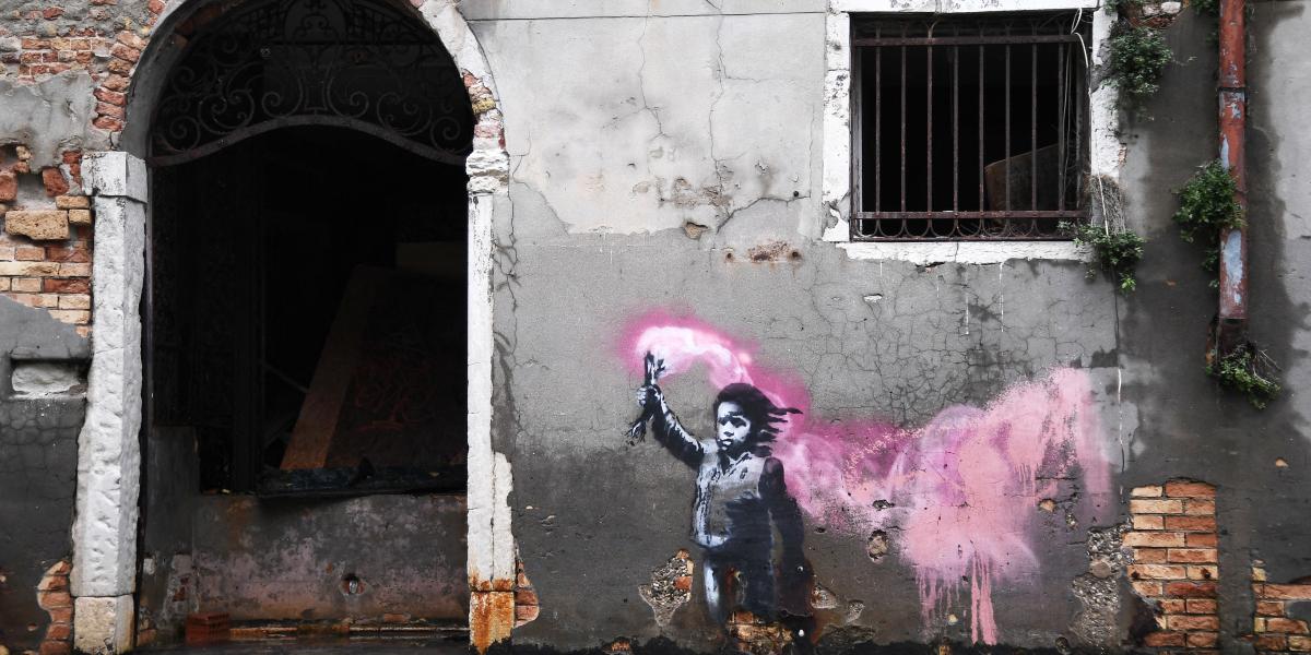 Banksy migráns gyermeket ábrázoló alkotása 2019-ben Velencében a novemberi dagály idején