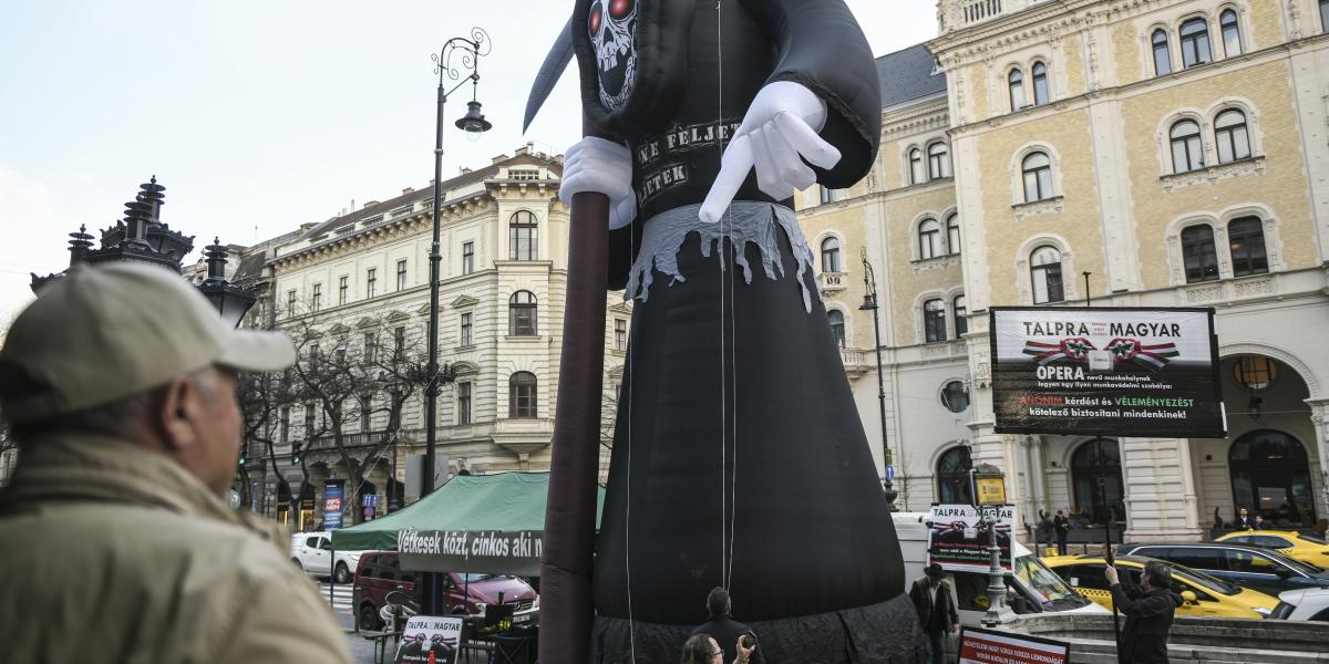 Civilek többek között óriási kaszás bábuval tüntettek az Operaház bejárata előtt szerda délután, este a színpadon a Don Giovanni ment 