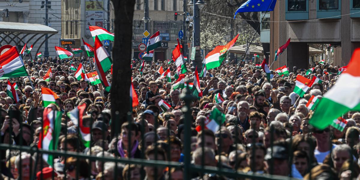 Sok ezren hallgatták Orbán Viktor beszédét a Nemzeti Múzeumnál