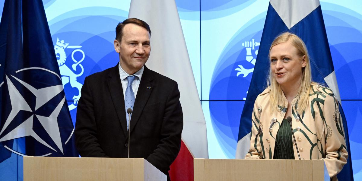 Elina Valtonen (jobbra) finn és Radoslaw Sikorski lengyel külügyminiszter két nappal ezelőtt Helsinkiben találkozott