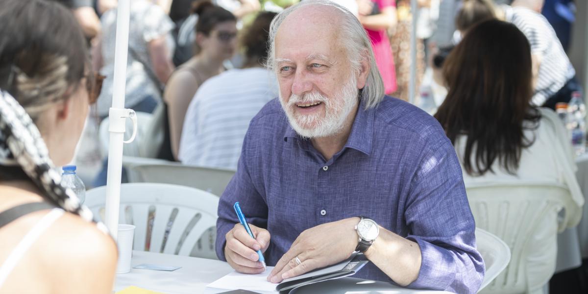 Krasznahorkai László 2022. június 11-én a Könyvhéten dedikál