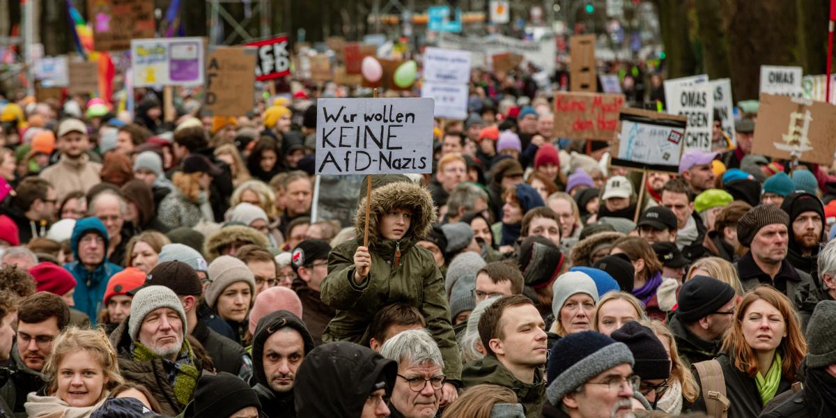 Németországban februárban százezrek tüntettek a jobboldali szélsőséges Alternatíva Németországért (AfD) párt előretörése ellen