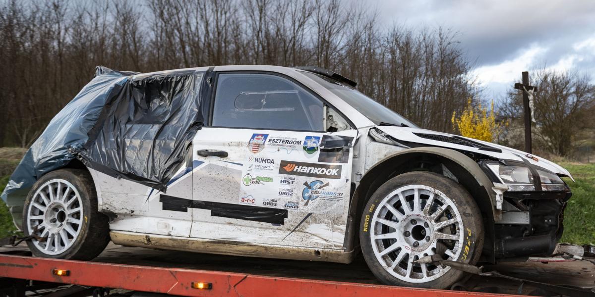 A vétkes autó, egy fehér színű Rally 2-es Skoda Fabia R5