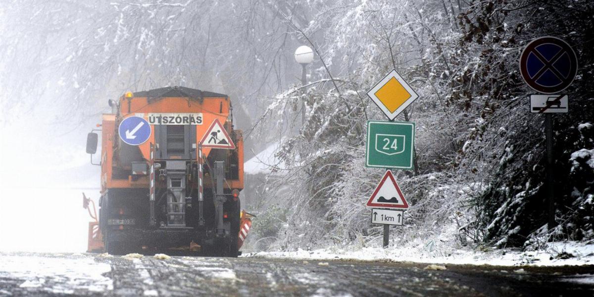 Az ónos eső és a fagy miatt teljes útzár volt érvényben, a Mátra három napig szinte megközelíthetetlen volt. MTI Fotó: Komka Pét