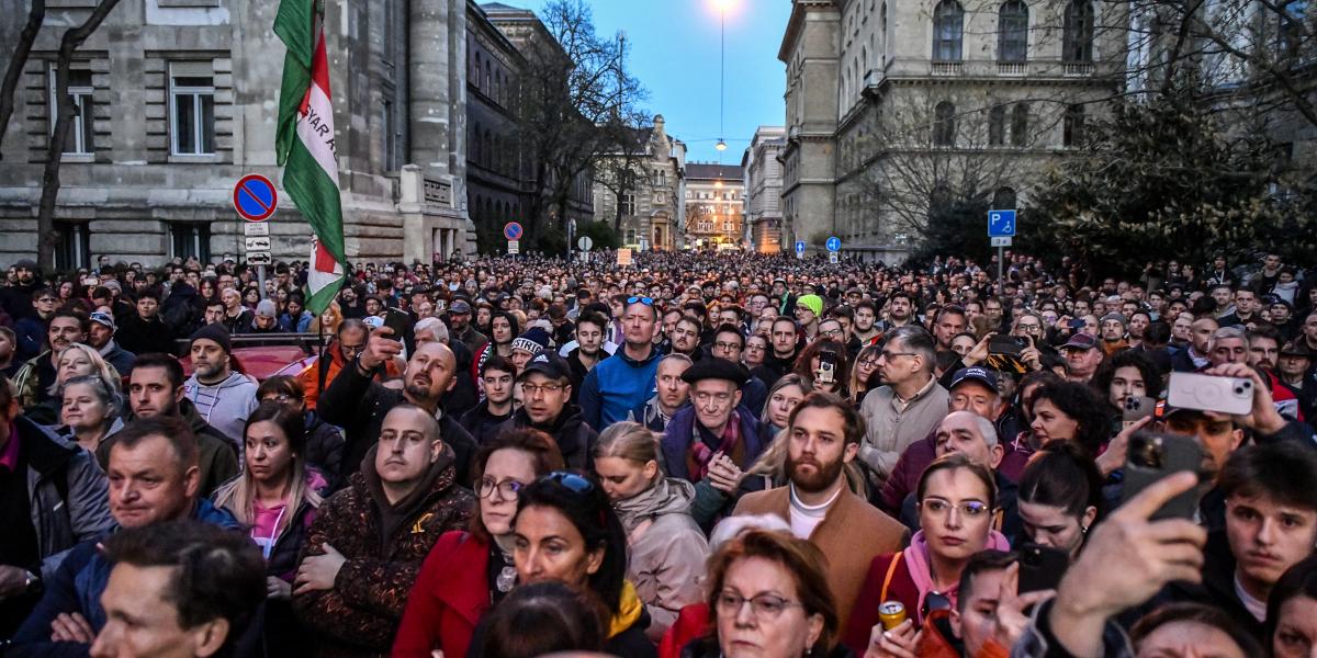 Ezrek hallgatták kedden Magyar Pétert. A jövő szombaton sokkal több embert akar utcára vinni