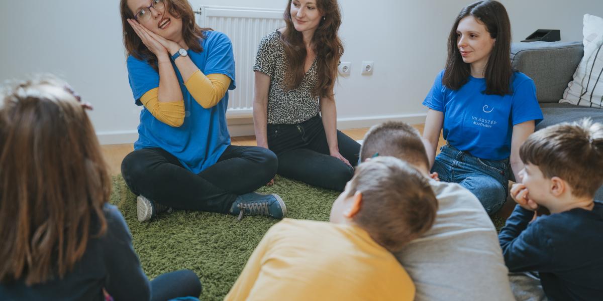 A program különlegessége, hogy nem könyvekből olvassák fel a meséket, hanem mindenki a saját szavaival, a saját stílusában (képünkön balra Zalka Csenge)