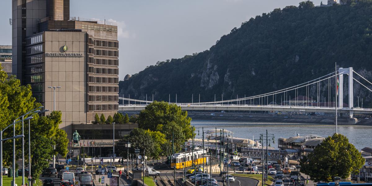 A belvárosi Duna-partról száműzik a kikötőkben tanyázó hajókat