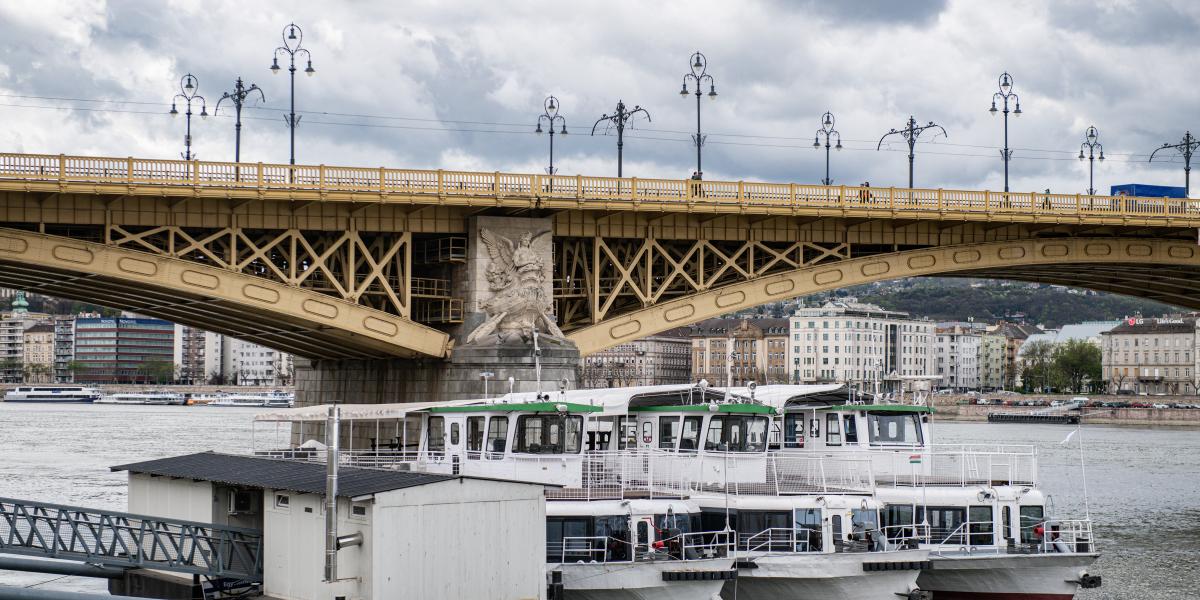 Budapest vezetése rendet tenne a Duna-parton: száműznék a „folyó mellett élők életét megkeserítő és a panorámát elcsúfító hajókat”