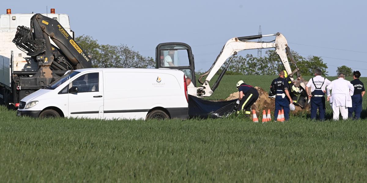 A kisrepülő olyan nagy erővel csapódott a földbe, hogy a roncsokat munkagépekkel kellett kiásni a földből