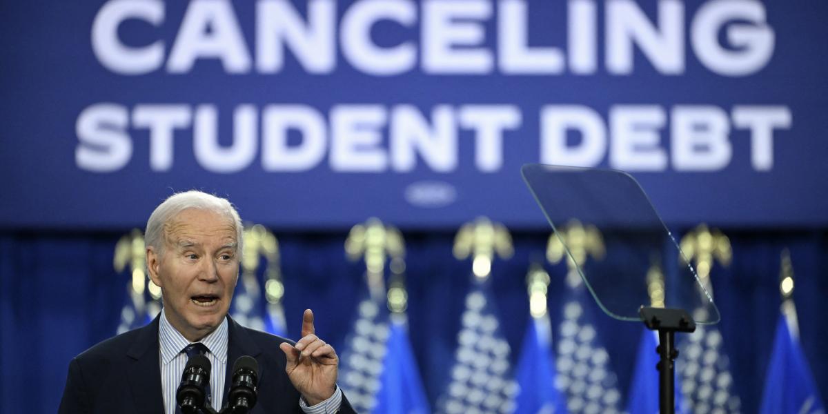 Biden elnök a diákhitel-tartozások drasztikus csökkentésével nyerné meg a 35 év alatti választókat