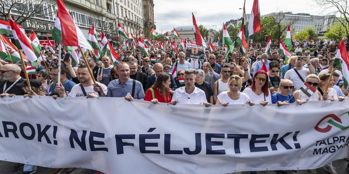 Nemzeti zászlók Magyar Péter demonstrációján. Nem az ellenzéki tüntetések hagyományos kellékei