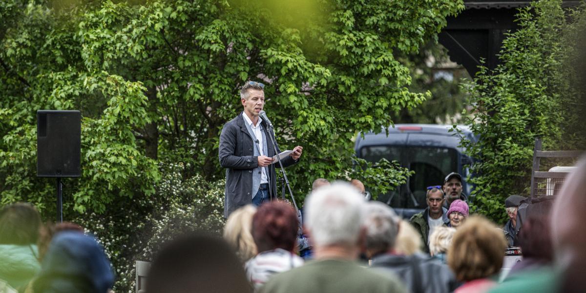 Egy-kétszáz ember várta Szarvason Magyar Pétert, aki láthatóan készült a térségből, beszédeiben rendre kitért a helyieket közvetlenül érintő problémákra