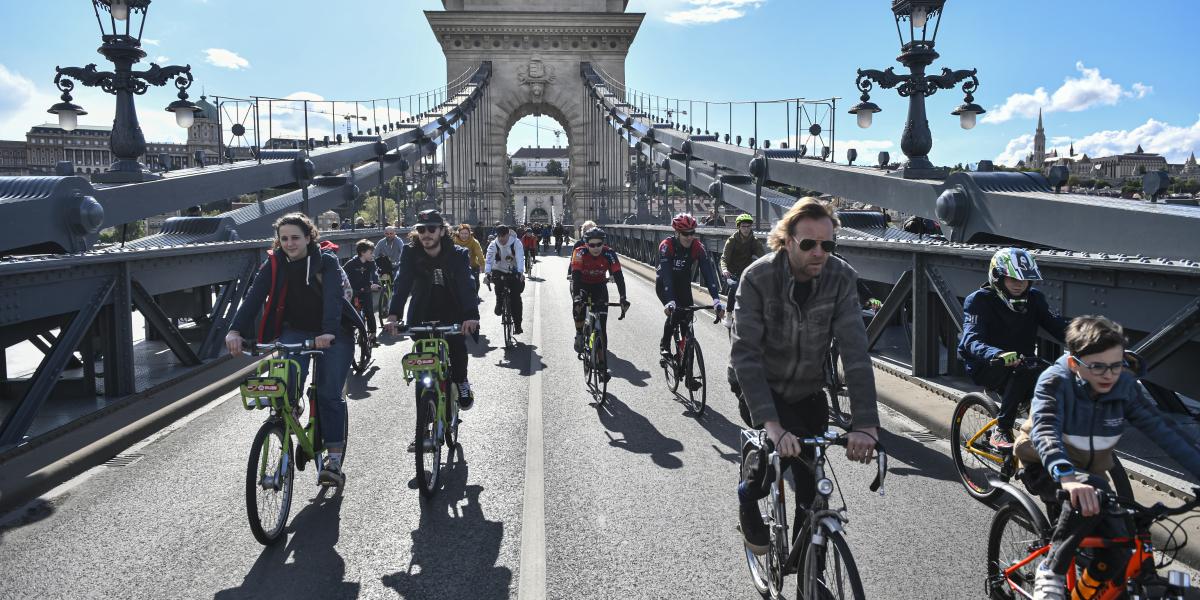 A Föld napjához kapcsolódva rendezték meg szombaton az idei I bike Budapest bringás felvonulást, amelyen becslések szerint több mint 15 ezren vettek részt. Az esemény ezúttal is az elmaradhatatlan közös bringaemeléssel zárult a Városligetben