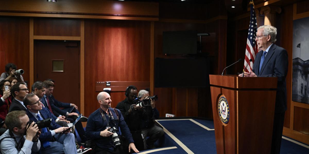 A szenátusi republikánusok vezetője, Mitch McConnell sajtótájékoztatót tart