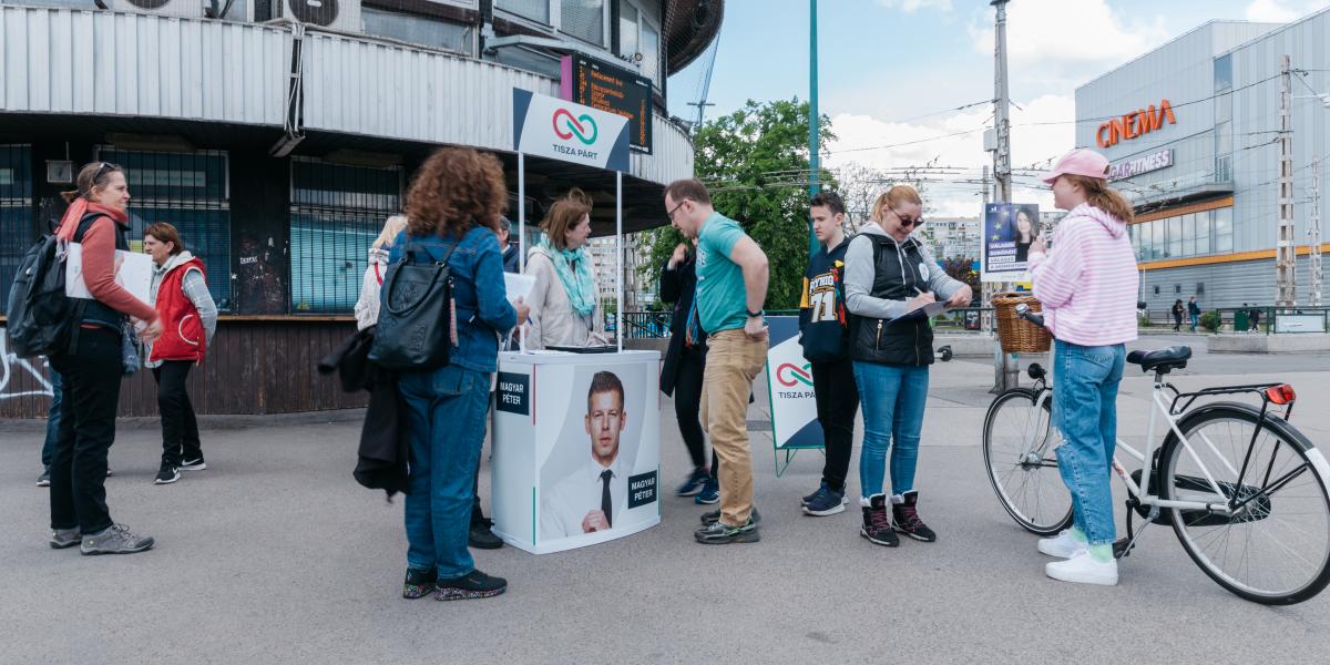A Tisza Párt 2024-es kampánypultja a zuglói Örs vezér terén