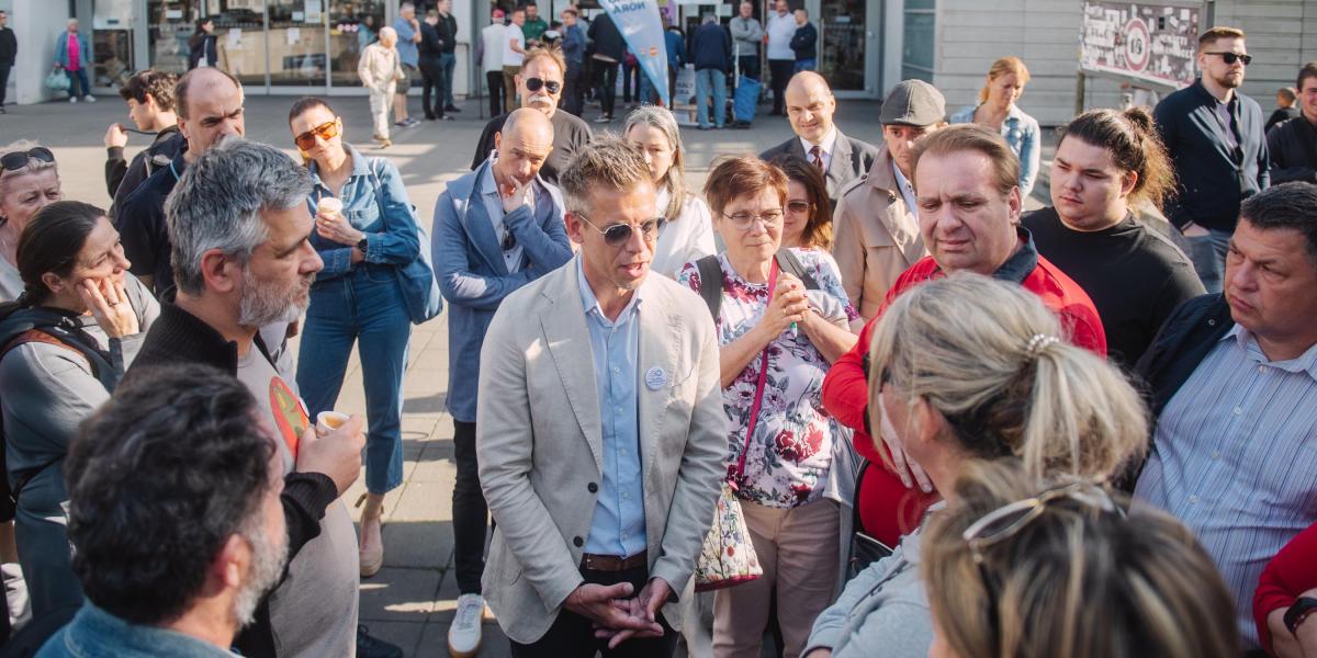 Magyar Péter a Fehérvári úti vásárcsarnoknál kezdte szombati budapesti körútját