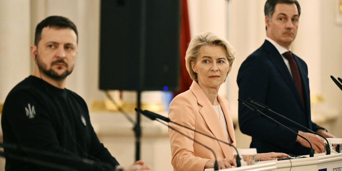 Volodimir Zelenszkij ukrán elnök, Ursula von der Leyen, az Európai Bizottság elnöke és Alexander De Croo belga kormányfő 2024. február 24-én Kijevben