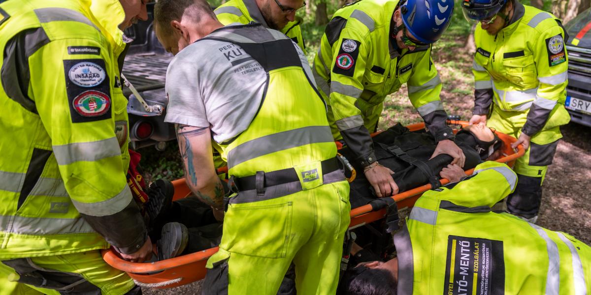 A kutató-­mentők munkája nemcsak fizikailag, hanem lelkileg is kemény megpróbáltatás