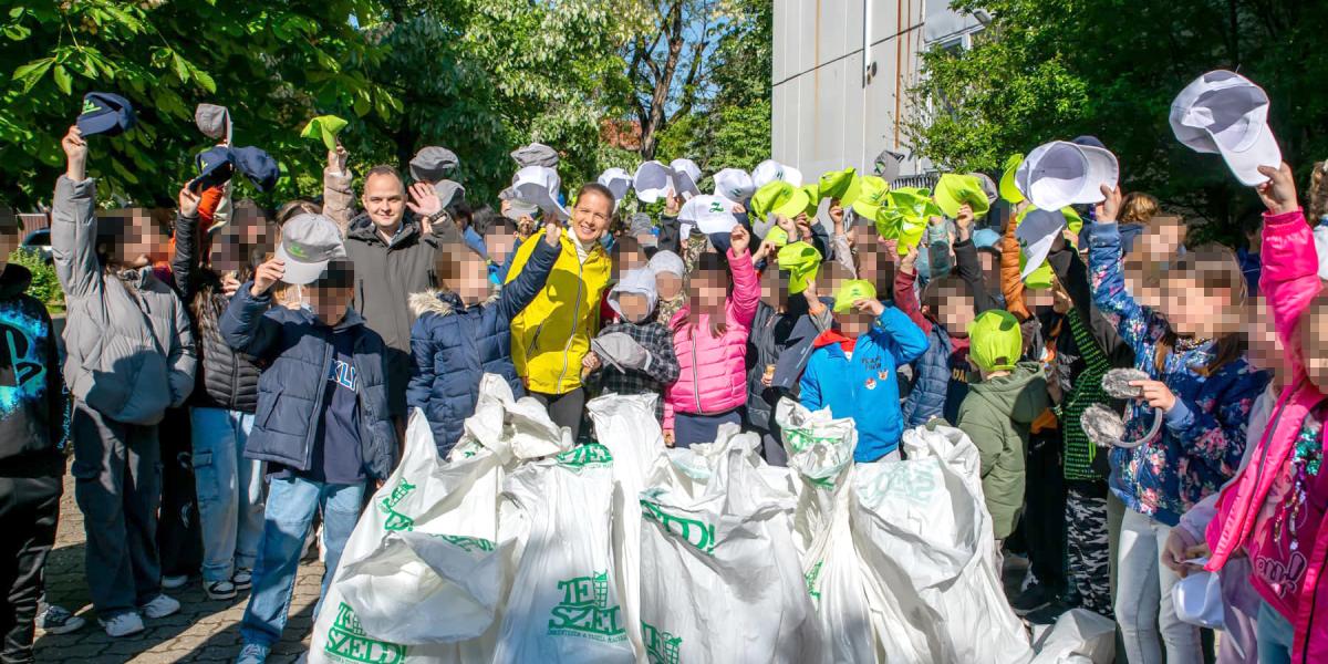 Király Nóra előszeretettel fotózkodik gyerekekkel. Szemetet is szedett velük