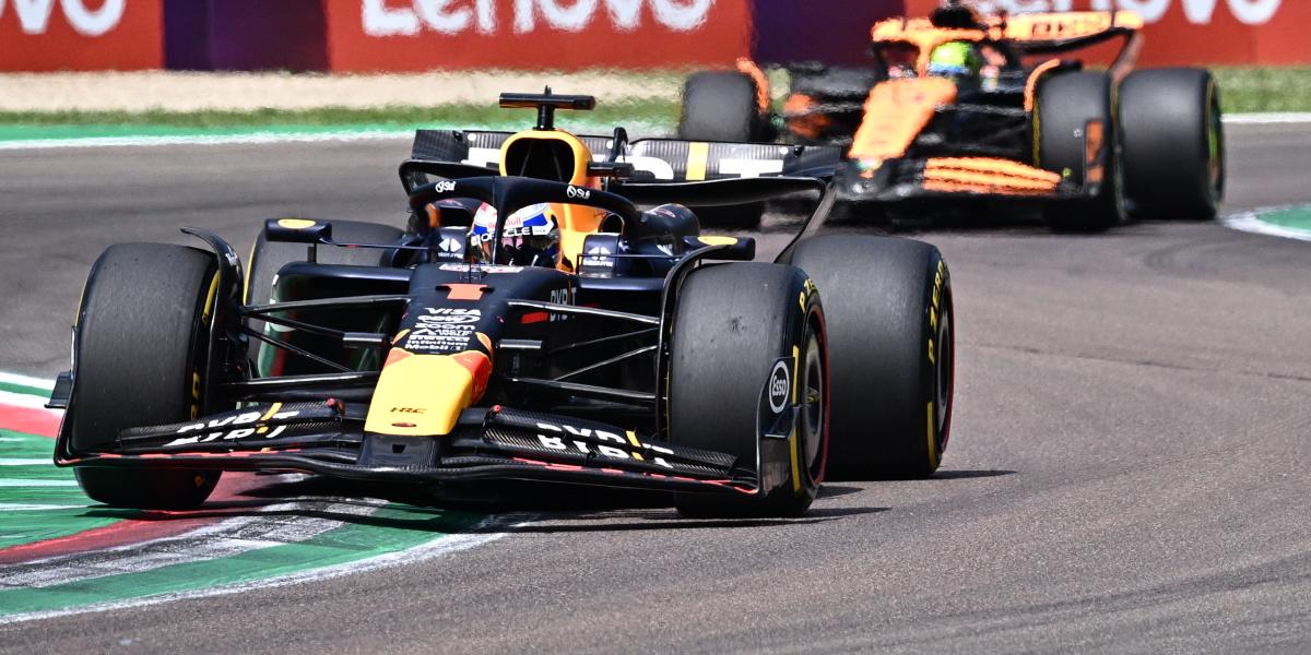 Lando Norris a McLaren brit versenyzője űzte, hajtotta Max Verstappent, a Red Bull háromszoros holland világbajnokát, de megelőzni nem tudta