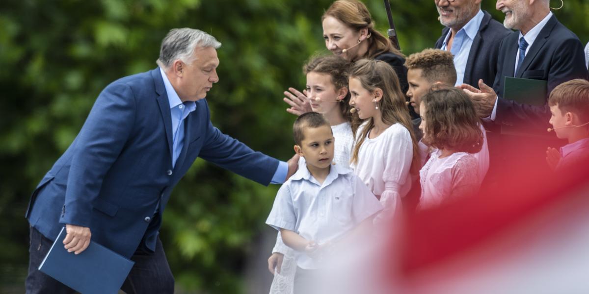 Orbán gyerekekkel a margitszigeti háborús színpadon