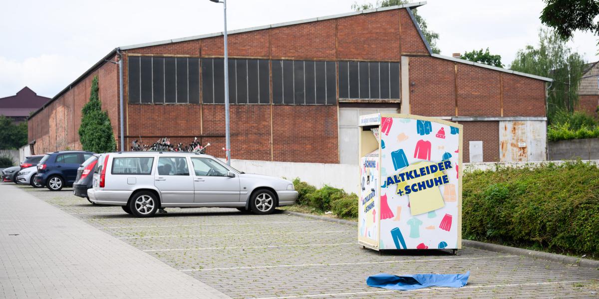 Ruhagyűjtő konténer egy szupermarket parkolójában, a németországi Peine városában, ugyanazon a helyszínen, ahol a magyar nő életét vesztette 