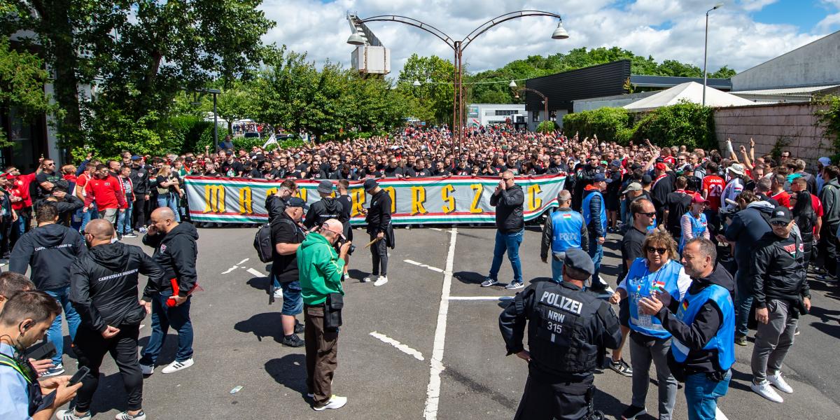 A rendezők nincsenek ahhoz hozzászokva, hogy egy válogatottat kluboknál megszokott szervezettséggel támogassanak 
a drukkerek