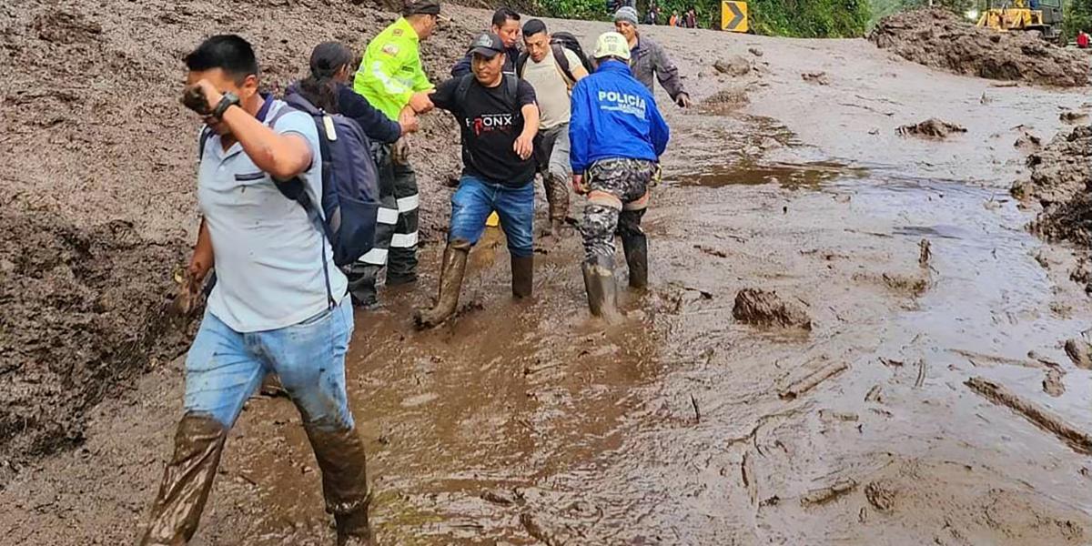 Menekülés az ecuadori Banosból földcsuszamlás után 2024. június 16-án