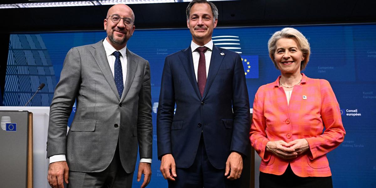 Charles Michel, Alexander de Croo és Ursula von der Leyen a csütörtök éjjeli bejelentéskor