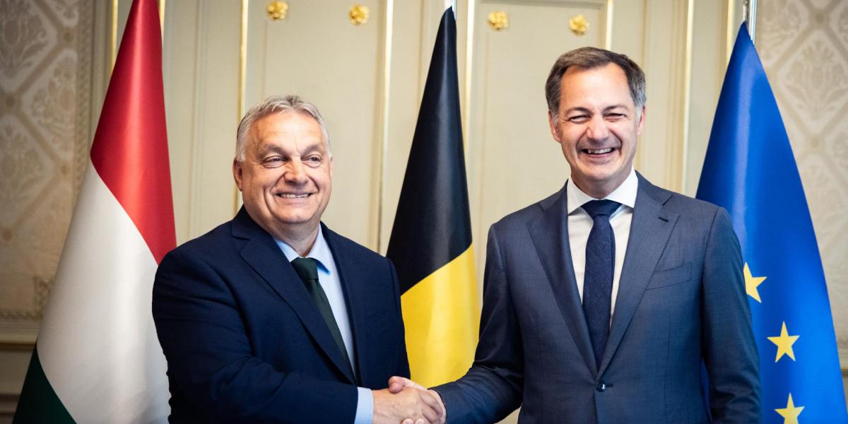 Orbán Viktor miniszterelnök Magyarország nevében átvette az Európai Unió soros elnökségét a Belgiumot képviselő Alexander de Croo belga miniszterelnöktől 