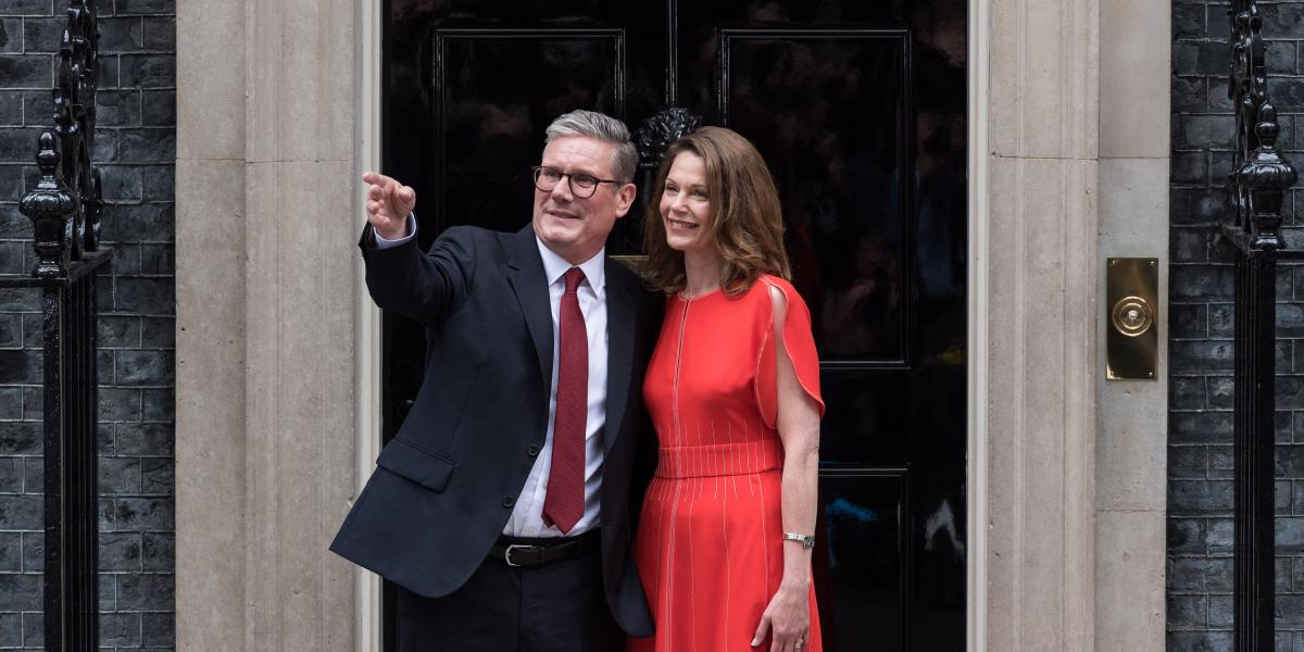 Sir Keir Starmer és a felesége, Victoria Alexander a Downing Street 10. ajtajában