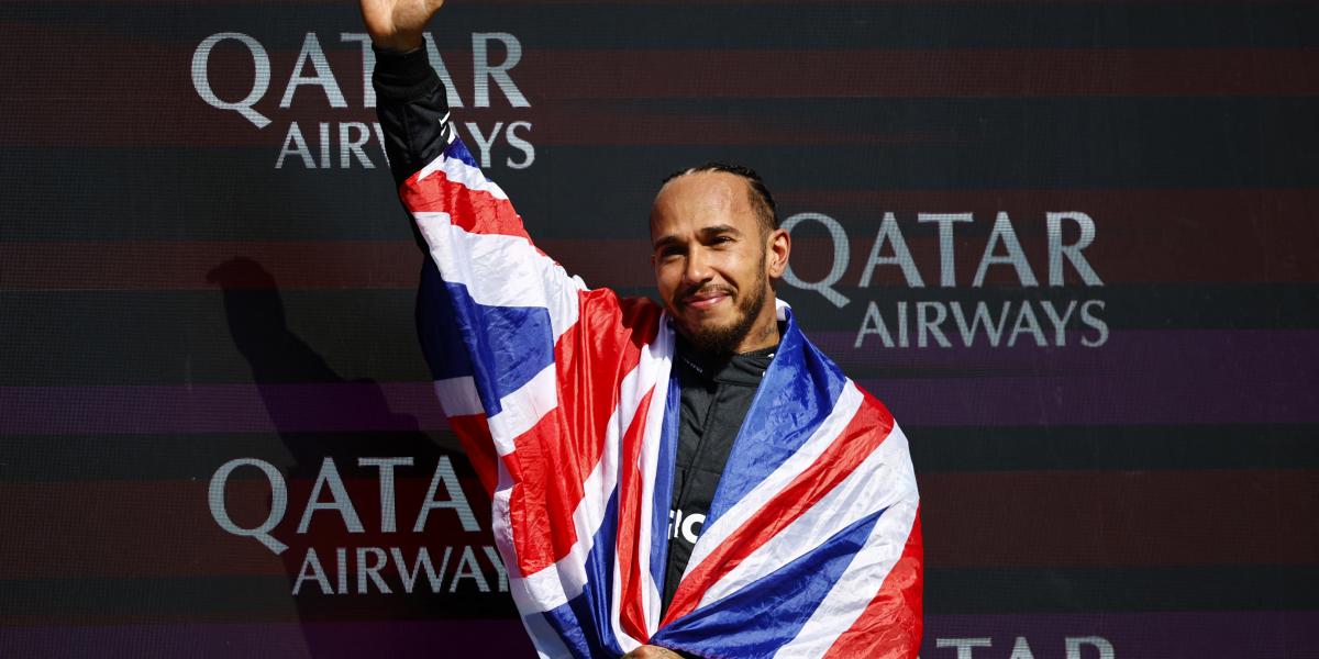 Lewis Hamilton nemzeti zászlóba csavarva ünnepelt