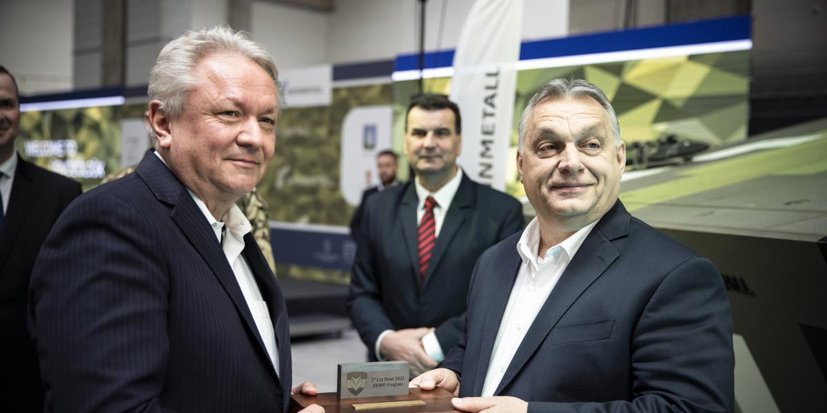 Armin Papperger, a Rheinmetall vezére és Orbán Viktor közösen adta át 2022 augusztásban a cég zalaegerszegi üzemét. 