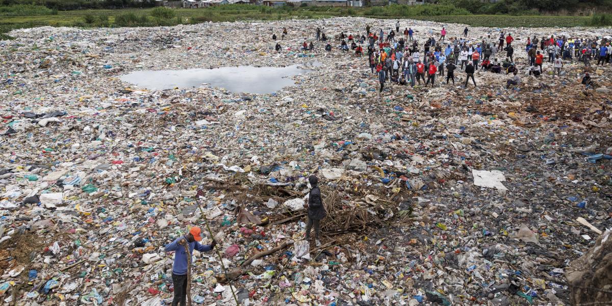 Önkéntesek emberi maradványok után kutatnak egy szeméttelepen, Nairobi egyik nyomornegyedében