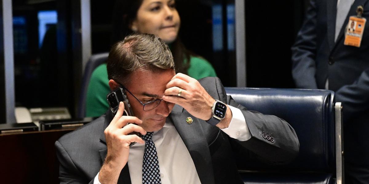 Flávio Bolsonaro tagadta, hogy tudott volna az ellene zajló adóhivatali vizsgálat leállítására irányuló tervről.