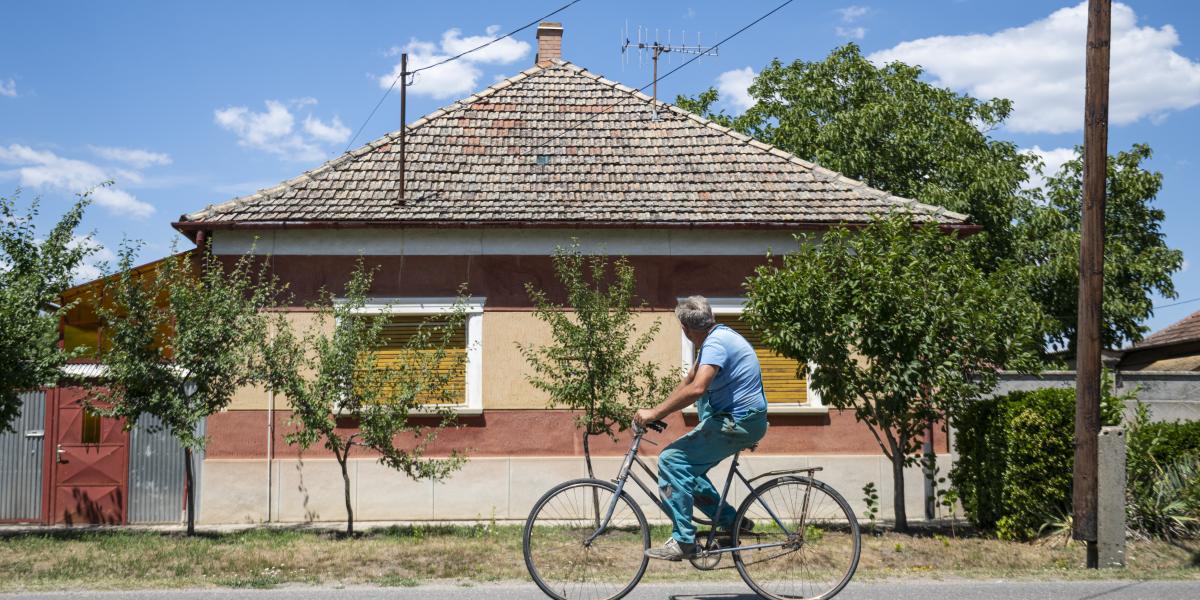 A falugondnok mindenkit ismer, sokaknak segít, rengetegen hálásak neki – egyes polgármestereknek pedig ennyi is elég, hogy politikai veszélyt szimatoljanak