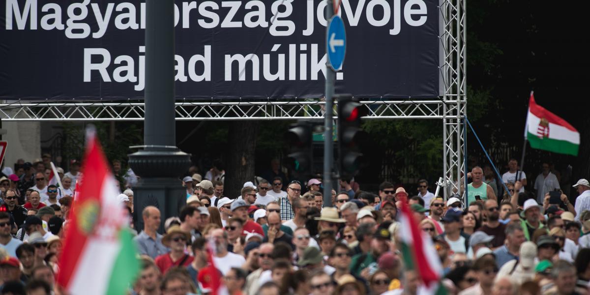 Magyar Péter
június 8-i nagygyűlése
a Hősök
terén. Az elemzőket
foglalkoztató
kérdés,
hogy a hatalmas
népszerűség
mennyire váltható
szavazatokra,
egyelőre nem
dönthető el