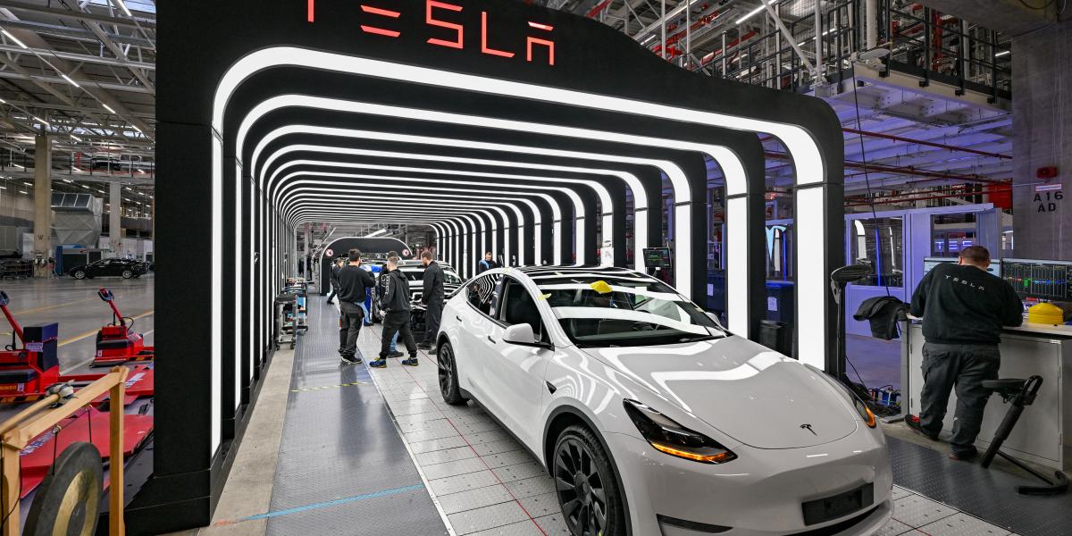 A Tesla részvényárfolyama nagyot zuhant a múlt héten