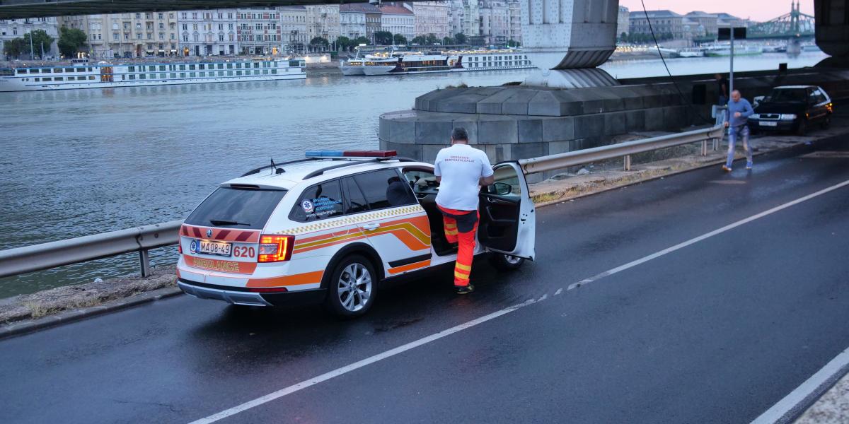 A mentőszolgálat gépkocsija a helyszínen 