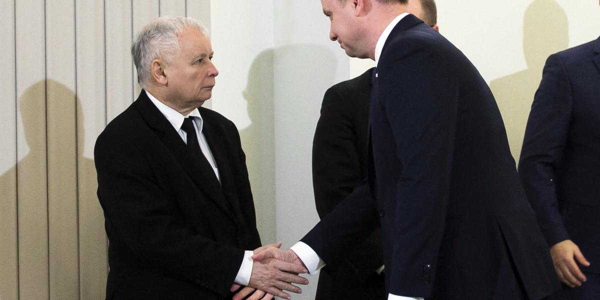 A második mandátuma vége felé közeledő Andrzej Duda államfőt is Kaczynski „építette fel a  semmiből” 