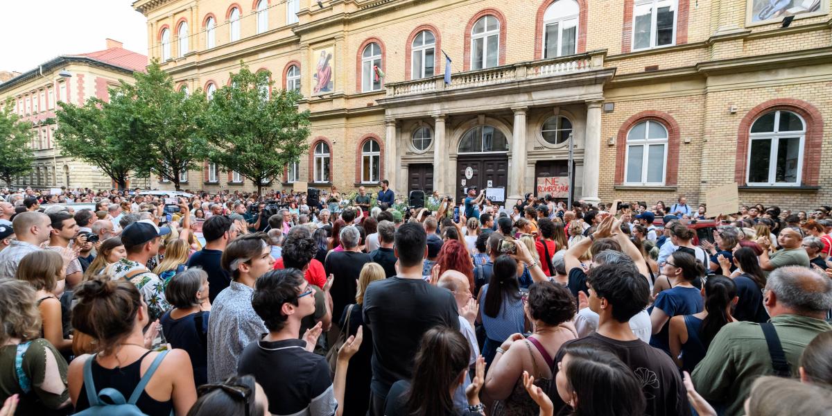 Diákok, tanárok, szülők tüntettek tegnap a Madách Imre Gimnázium előtt. Kirúgták az igazgatót az évnyitó előtt