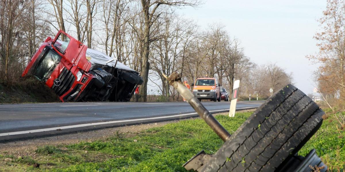 A baleset során egy ember a roncsokba szorult, őt a tűzoltók feszítő-vágóval szabadították ki. MTI Fotó: Nagy Lajos