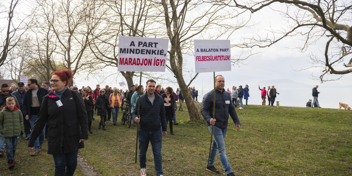 Az ominózus figyelemfelhívó séta márciusban. Emiatt indított eljárást a tulajdonos