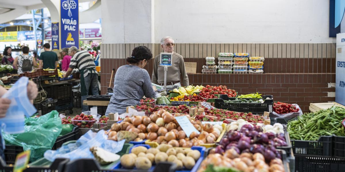 Egyre kevesebbet tudnak vásárolni a régebben nyugdíjba vonultak, miközben vannak milliós ellátások is